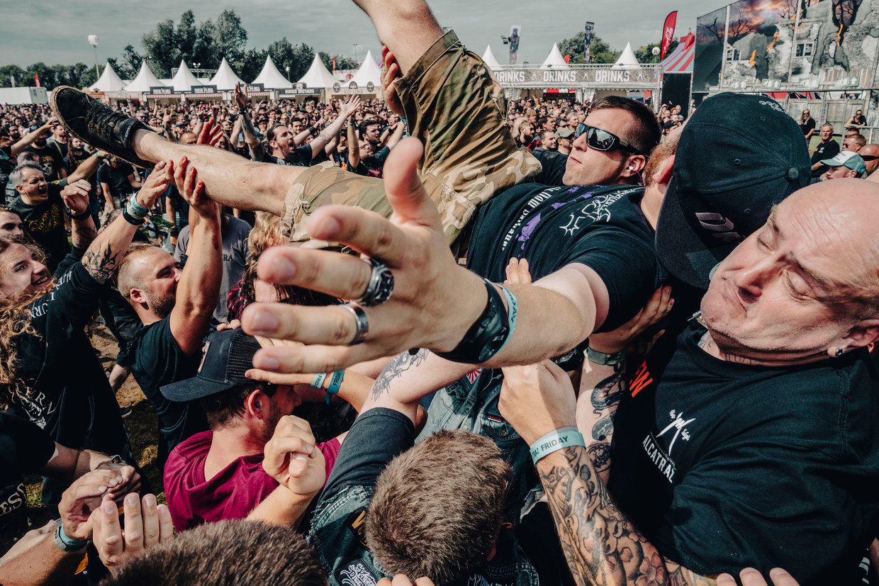 Er wordt ook weer gecrowdsurft alsof de pandemie niet meer dan een lange, boze droom was. Beeld © Stefaan Temmerman