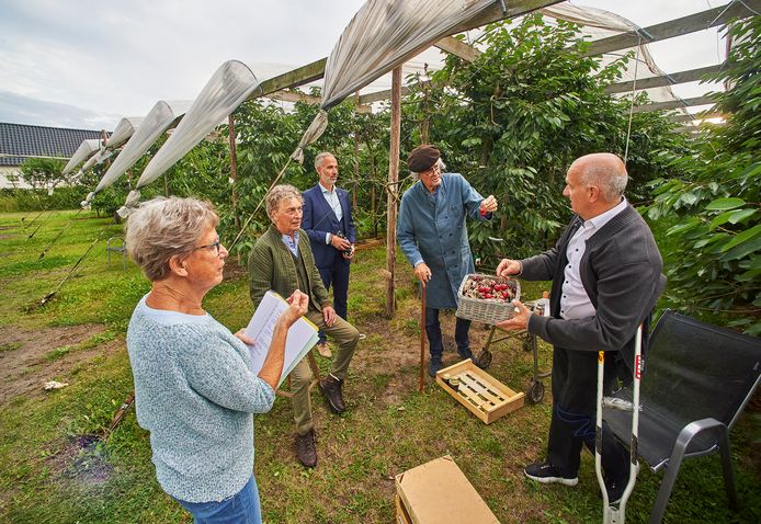 Repetitie van de voorstelling in de kersentuin bij tuinderij ’t Tuureind met vlnr. Marieke Moors, Riny Boeijen, Mark Megens, Ben Hopman en Henrie van Bergen.