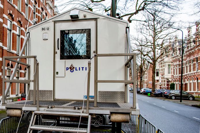 Er is een politiepost geplaatst bij het huis van D66-leider Sigrid Kaag. Vorige week donderdag stond er een klein groepje demonstranten met een brandende fakkel voor haar woning in Den Haag. Kaag noemde de situatie 'bedreigend en angstaanjagend'.