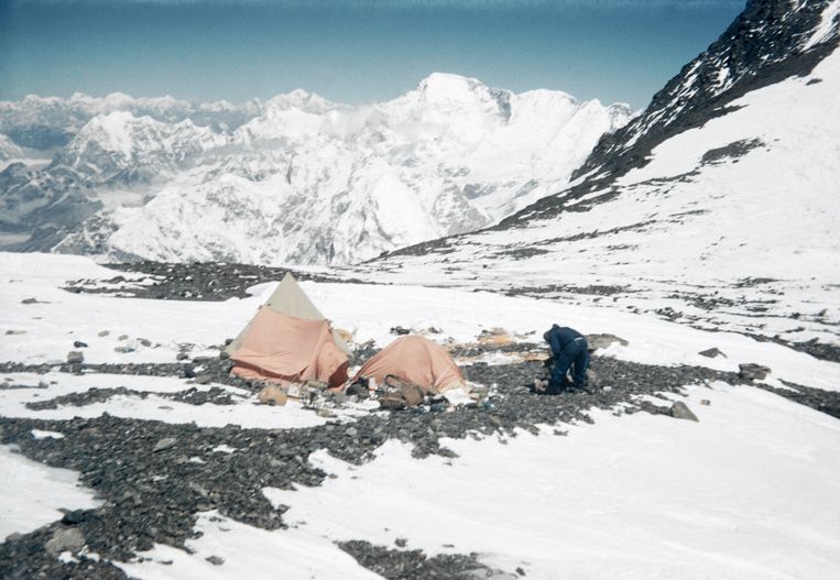 Onderzoek op South Col, de hoogst gelegen gletsjer ter wereld (8.020 meter boven zeeniveau). Beeld Royal Geographical Society via Getty 