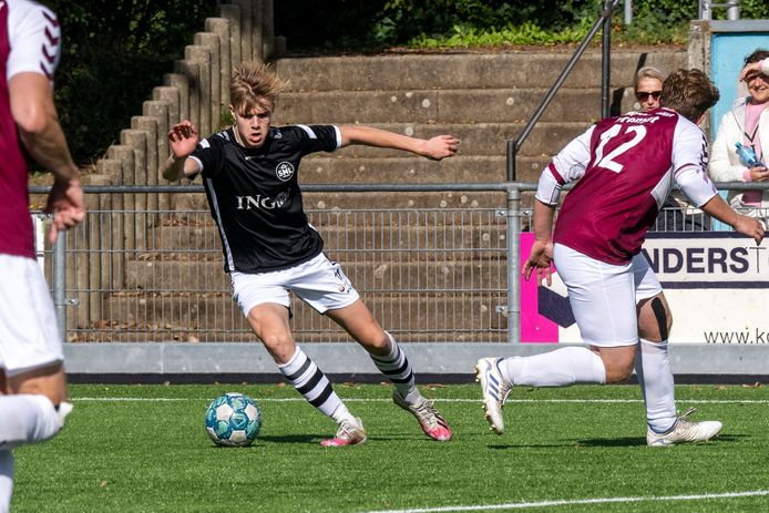 Krijn Meeuwsen, hier aan de bal voor SML, scoorde twee keer tegen FC Dinxperlo en steeg naar de gedeelde plek vijf.