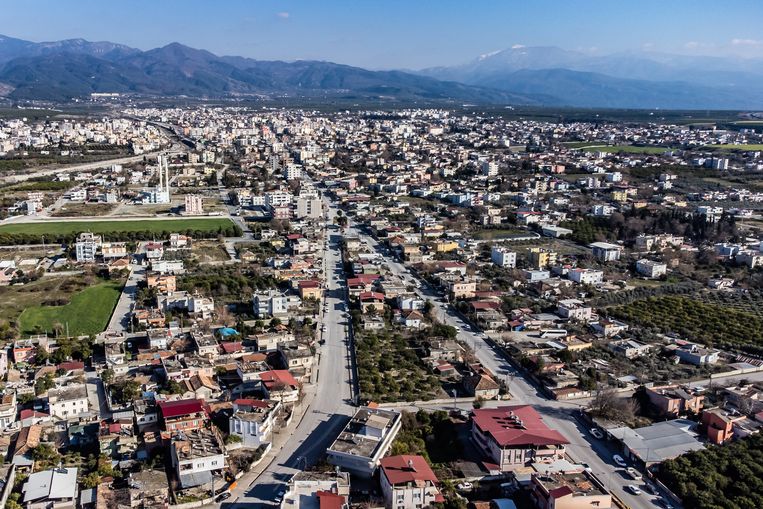 Photo prise par un drone de la ville turque d'Erzin après le tremblement de terre.  Image Joris van Gennip pour le Volkskrant 