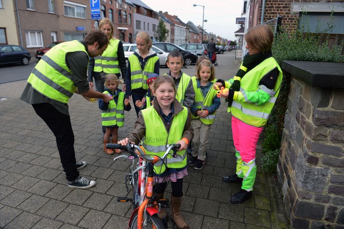 Net zoals deze kinderen werd de GBS Keerbergen bekroond met verkeer op school-medaille van de Vlaamse stichting verkeerskunde. (2019)