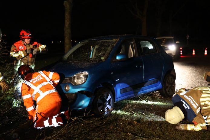 Een automobilist is zondagavond tegen een boom op de Capelseweg in Sprang-Capelle aan gereden. De boom was omgewaaid door storm Franklin.