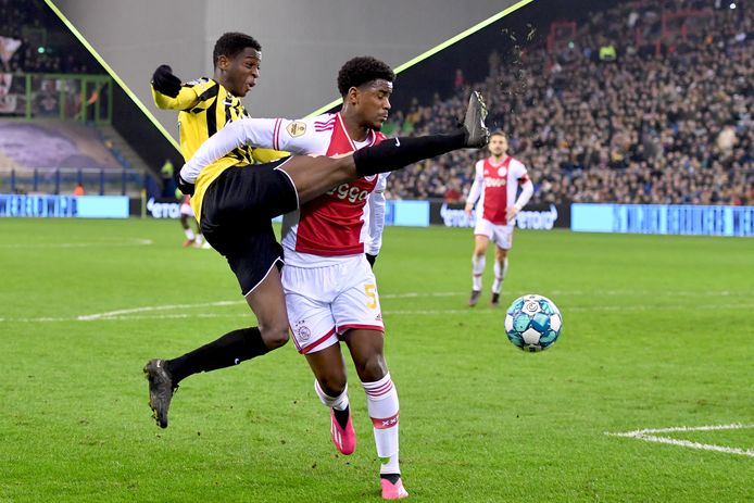 Romaric Yapi (links) in duel voor Vitesse met Ajacied Jorrel Hato.