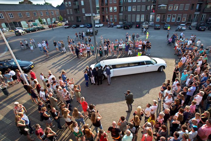 Afgestudeerden van het Haestrechtcollege arriveren bij Het Klavier in Kaatsheuvel. Archieffoto van enkele jaren geleden. 
Foto Johan Wouters / Pix4Profs