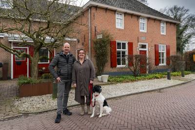 Oude school uit 1850 nog steeds bewoond, kogels en kogelgaten herinneren aan levendige geschiedenis