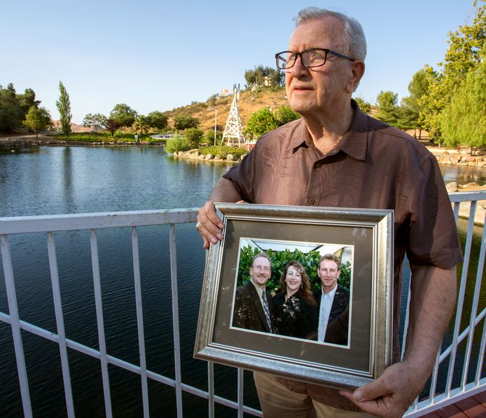 Frank Kerrigan met een foto van zijn drie kinderen.