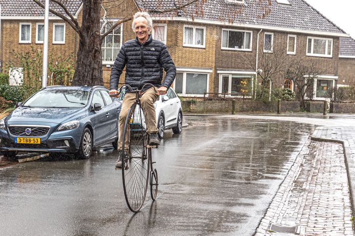 Theo de Kogel heeft een grote verzameling aan fietsen op zijn zolder staan.