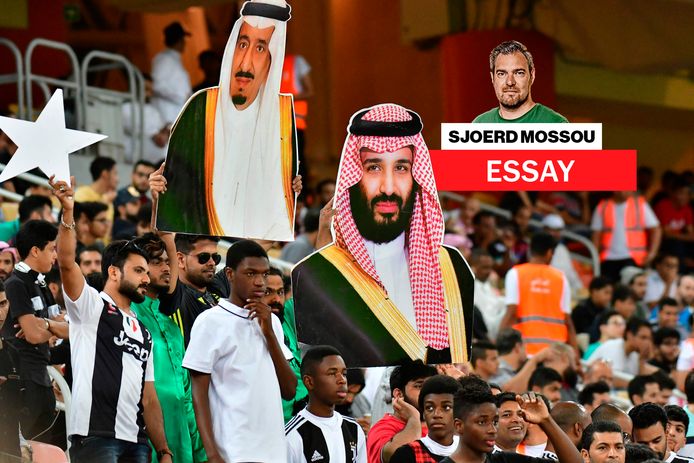 Voetbalfans in Saoedi-Arabië met kartonnen borden van koning Salman bin Abdulaziz Al Saud en kroonprins Mohammed bin Salman Al Saud.