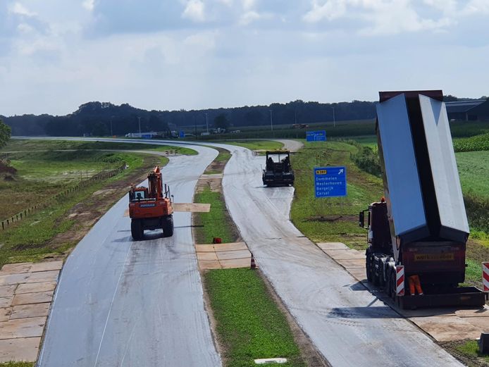 De nieuwe N69 is bijna klaar voor gebruik. Hier vanaf viaduct Braambos zicht op de afslag naar de N397 Westerhoven-Bergeijk-Eersel