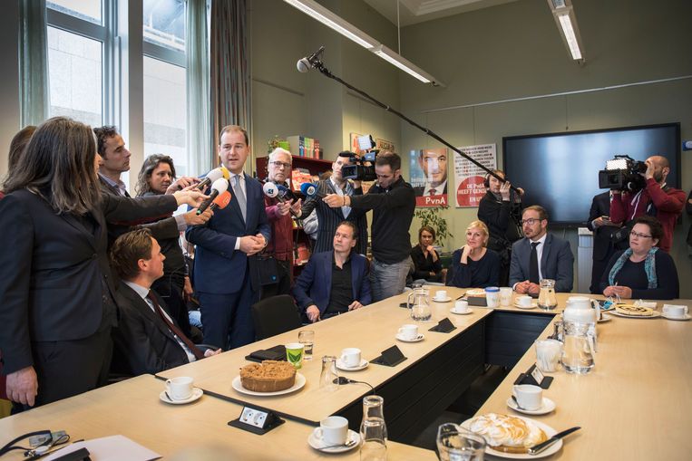 PvdA-leider Lodewijk Asscher staat donderdag de pers te woord: ‘Ik heb mensen gesproken die twijfelden tussen Forum en PvdA’.  Beeld Werry Crone