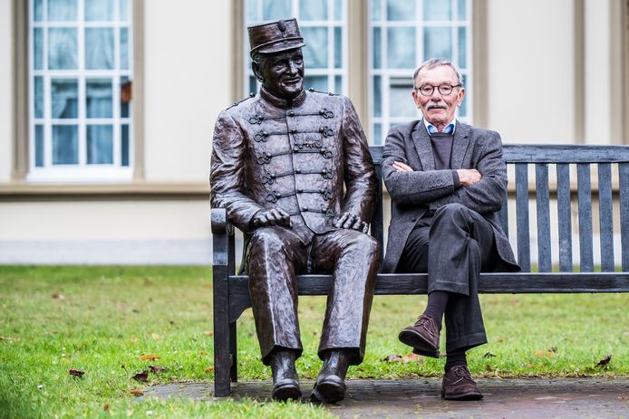 John Jansen van Galen bij het standbeeld van een oud-militair van het Koninklijk Nederlands Indisch Leger in Bronbeek.