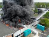 Drone filmt grote brand op industrieterrein in Schoonebeek
