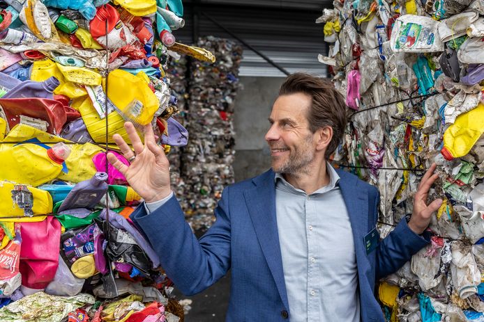 Freek Bakker, directeur value chain plastics, toont het eindproduct van PreZero in Zwolle: gesorteerd pmd-afval.