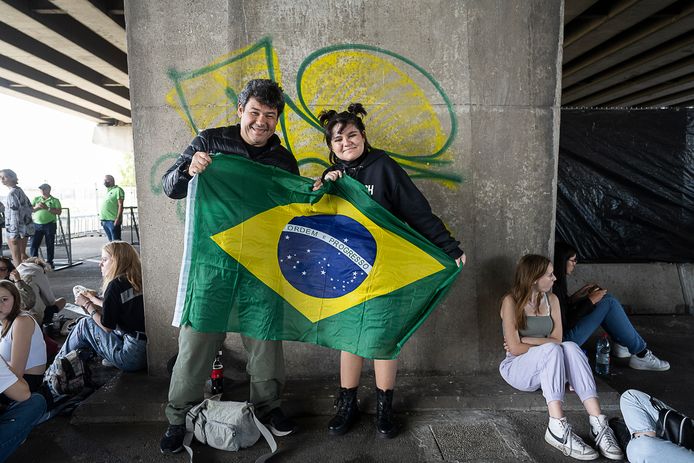 Beatriz en haar papa kwamen speciaal van Brazilië overgevlogen naar Antwerpen om het concert van Billie Eilish in het Sportpaleis bij te wonen.