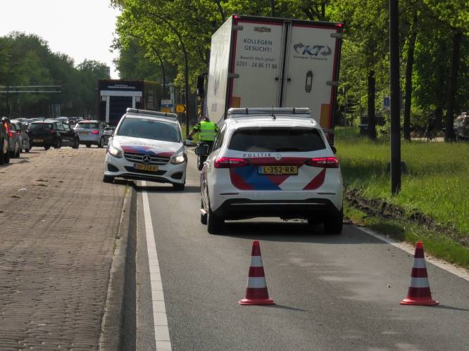 Chauffeur mee met politie, nadat hij met zijn vrachtwagen van de weg raakt in Enschede