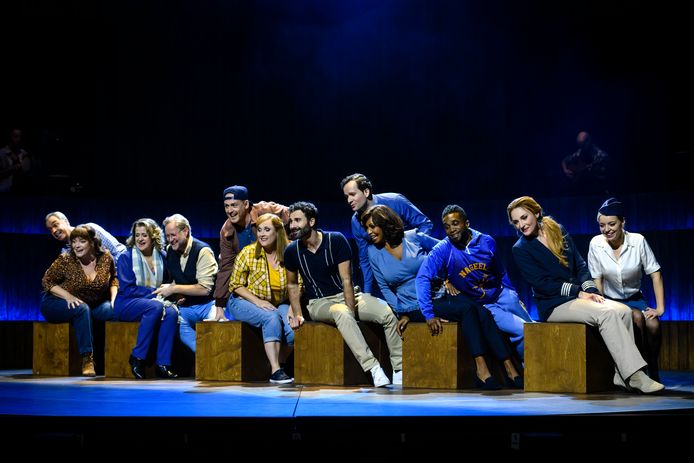 Scènebeeld uit Come From Away, de musical die net als Aladdin 12 nominaties heeft gekregen voor de Musical Awards.