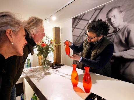 Verzamelaars buitelen over elkaar heen voor speciaal Oranjevaasje ter ere van 85ste verjaardag Beatrix
