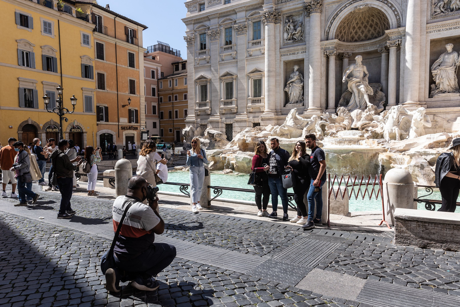 De voorbije maanden maakten ze voorzichtig hun comeback, de toeristen bij de Trevifontein in Rome.   Beeld Photo News