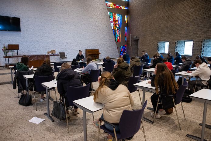 Het galmde er. En echt lekker warm was het ook al niet, maar de  kerk, sporthal en het theater zijn wel lekker ruim. Dat is erg handig als je afstand moet houden, dus weken scholen uit naar tal van andere locaties. Zo kregen leerlingen van het Dr. Mollercollege les in de Ambrosiuskerk in Waalwijk.