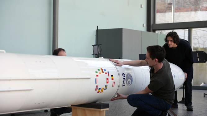 VIDEO en FOTOREPO Bib Leuven volledig in het teken van Space Days: raket van 6,5 meter hoog is blikvanger