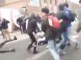 VIDEO. Twintigtal jongeren op de vuist aan schoolpoort: politie spoort betrokkenen op