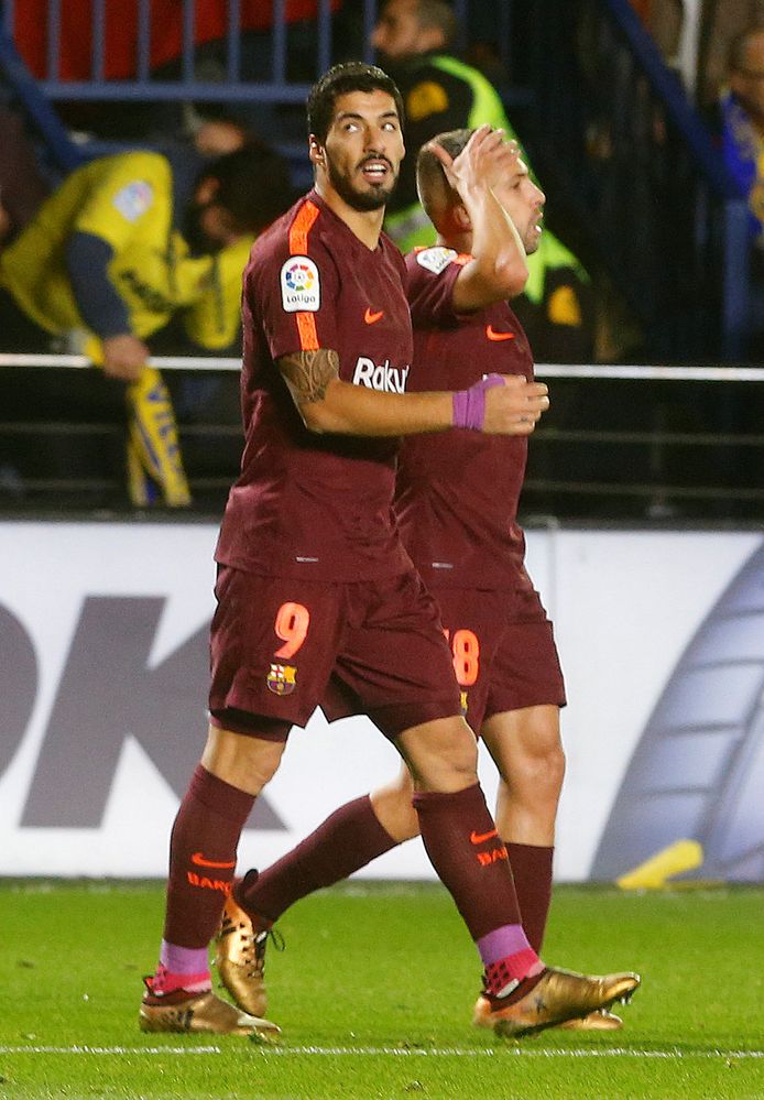 Luis Suárez viert zijn treffer met Jordi Alba.