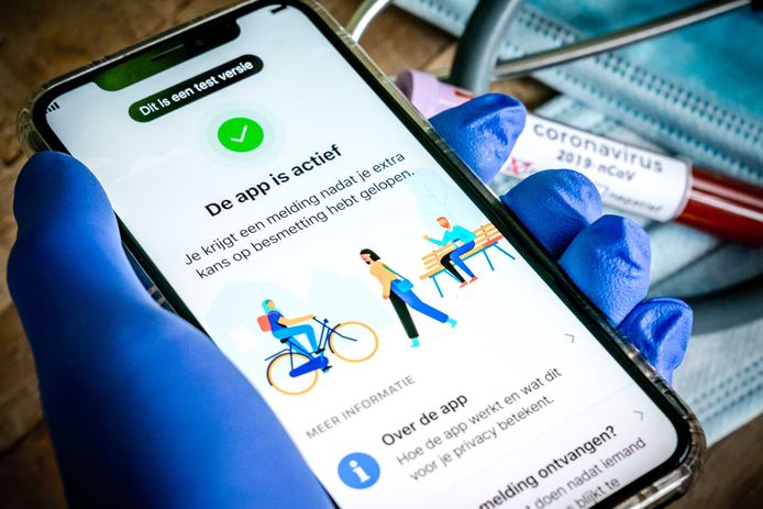 Een mobiele telefoon met de officiële corona-app van de Nederlandse overheid.