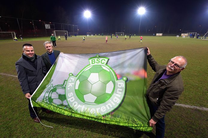 Amateurvoetbalclub BSC Roosendaal bestaat 90 jaar. Het bestuur vlnr: Ad van Tilburg, Harry van Dorst en Wil Leentjens met het nieuwe BSC-logo.