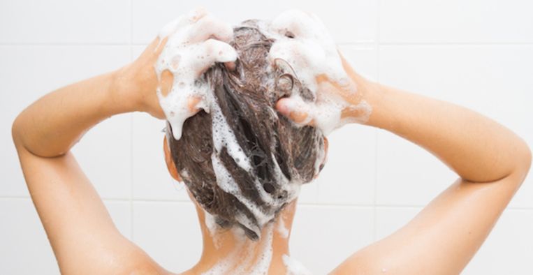 zonsondergang PapoeaNieuwGuinea Tante Meisje verliest haar haren na het wassen met nieuwe shampoo | Libelle