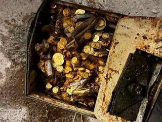 Werklui hebben niets door, maar scherpe loodgieter doet wonderlijke ontdekking: kist vol gouden munten