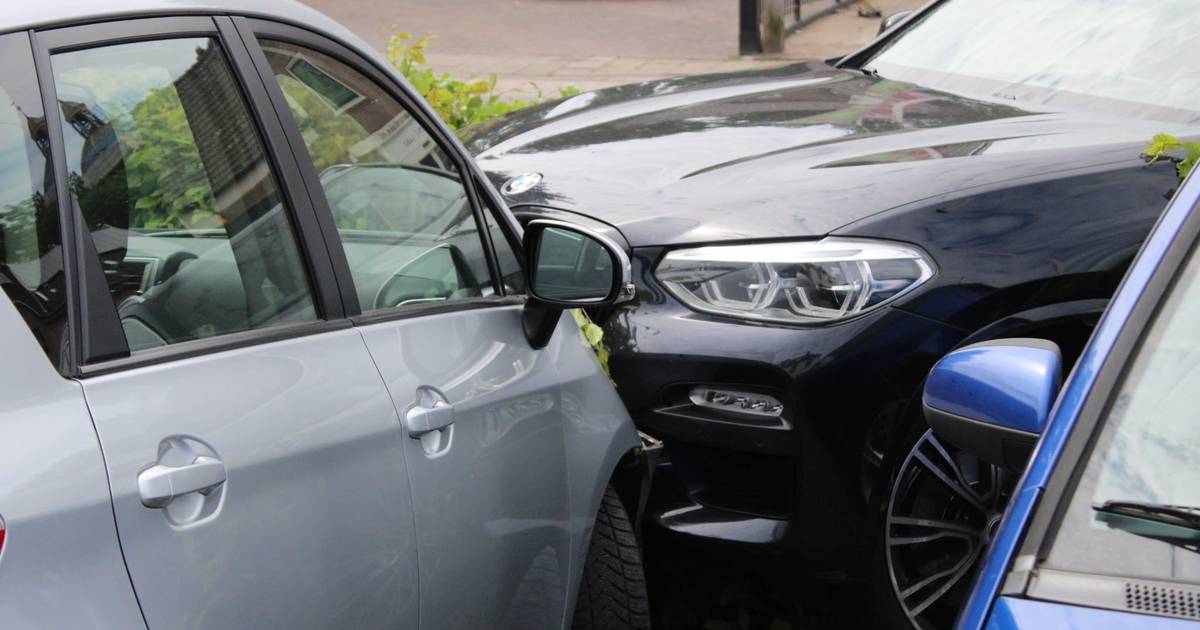 Opnieuw ongeluk op Dorpsstraat in Renswoude, automobilisten onderzocht in ambulance.