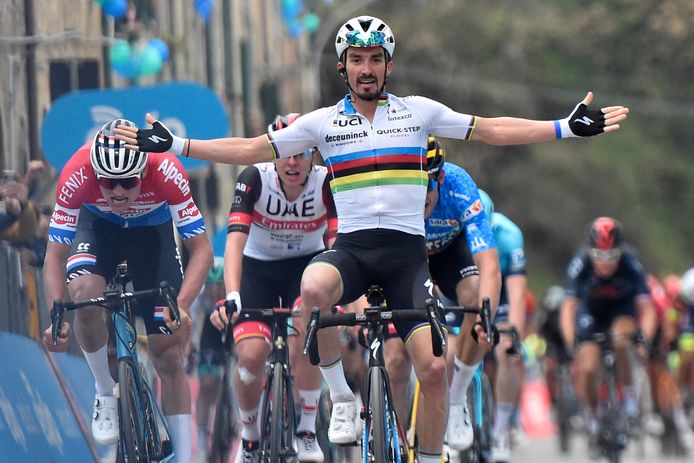 Julian Alaphilippe klopte Mathieu van der Poel vorige maand in de tweede etappe van Tirreno-Adriatico.