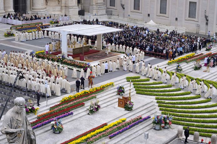 Priesters wonen de Paasmis bij als onderdeel van de viering van de Goede Week, op het Sint-Pietersplein in het Vaticaan op 31 maart 2024. (Foto door Tiziana FABI / AFP)