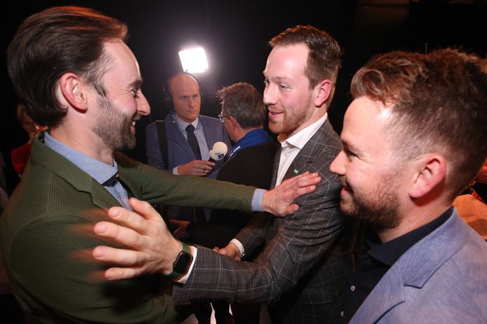 De uitslag van de gemeenteraadsverkiezingen in Breda worden bekend gemaakt. CDA-lijsttrekker Jeroen Bruijns (links) en zijn D66-collega Bart Lauwen feliciteren elkaar onder het toeziend oog van PvdA-lijsttrekker Arjen van Drunen.