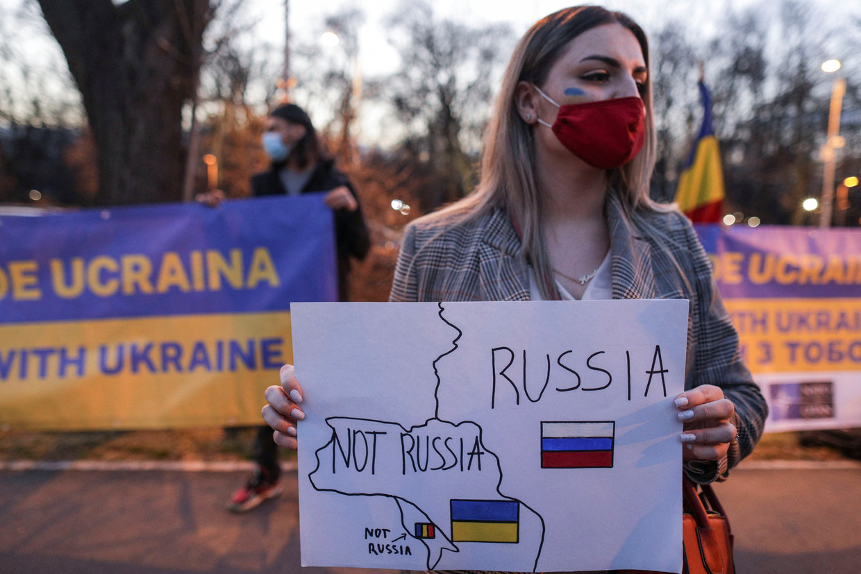 Een vrouw houdt een tekening vast van Oekraïens en Moldavisch gebied, terwijl ze demonstreert bij de Oekraïense ambassade in Roemenië, op februari 24 2022. Beeld Reuters