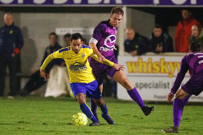 Jeroen Liekens speelde in het verleden onder andere bij Oosthoven, dat een dikke maand geleden nog op bezoek was bij het Poppel van Miquel Ten Brinck (links).