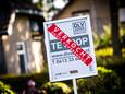 Ter illustratie: een te koop-bord in de tuin van een woonhuis. De woningprijzen zijn in het afgelopen jaar ruim 6 procent goedkoper geworden dan het jaar ervoor.