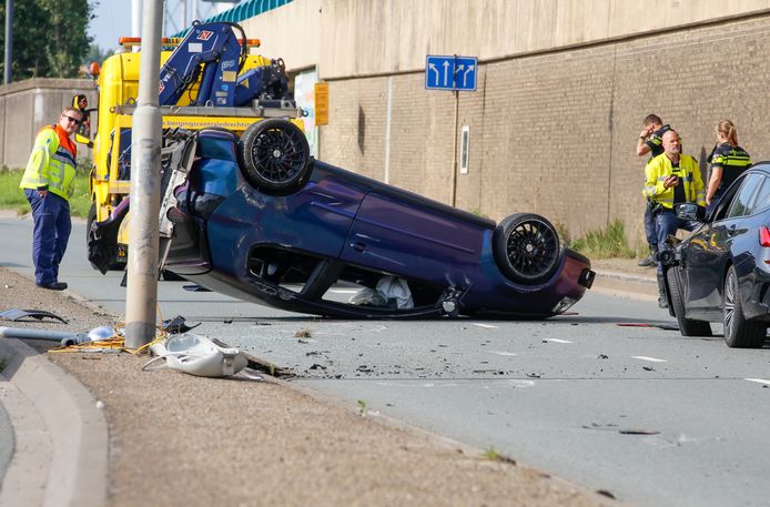 Bij een ongeval op de Mijlweg in Dordrecht is vrijdag een auto op z’n kop beland. De bestuurder raakte hierbij gewond.