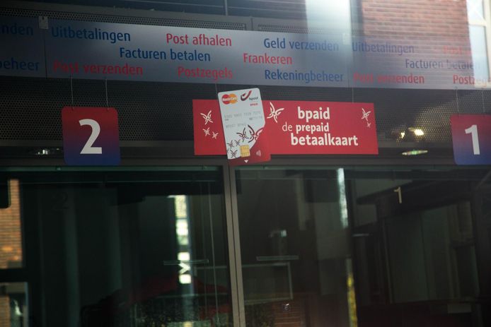 De brandende lamp in het kantoor. Die is ondertussen gedoofd door een postbediend.