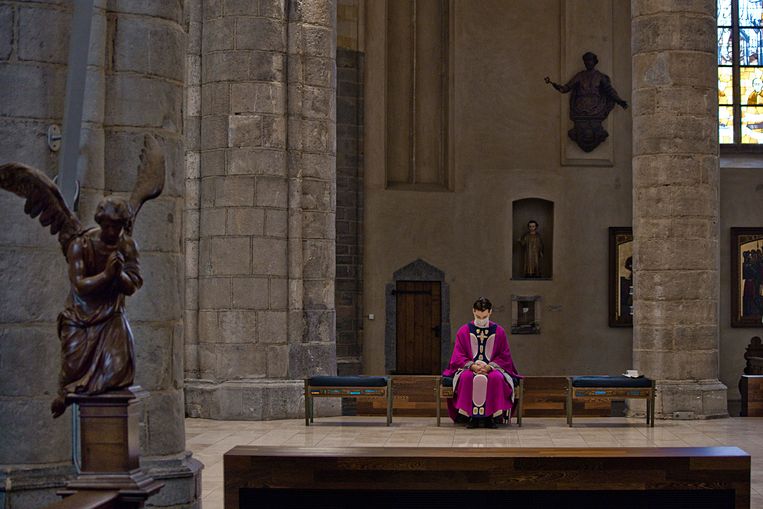 Zondagse hoogmis in de Sint Christoffelkathedraal met pastoor van Attekum.  
De weinige bezoekers zijn veelal op leeftijd. Beeld Otto Snoek