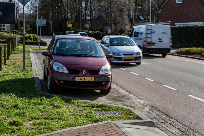De parkeerhaven waar deze auto staat, verdwijnt, als het aan de gemeente ligt. Vooral grotere bestelbussen en vrachtwagens kunnen het zicht flink belemmeren.
