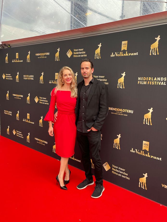 Sanne Maas en Jonathan Smit op de rode loper bij het Nederlands Film Festival in Utrecht.