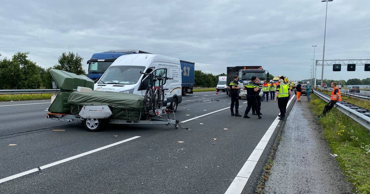 Ravage op A1 na ongeluk met vouwwagen tussen Twello en Apeldoorn.