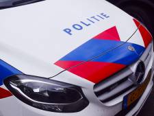 Beschonken bestuurder rijdt lichtmast omver en wordt in de boeien geslagen
