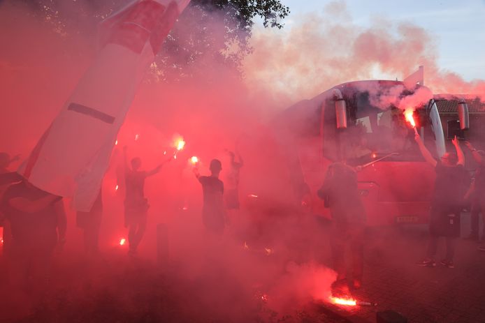 Supporters van Helmond Sport zwaaien de spelersbus uit voorafgaande aan de derby tegen FC Eindhoven.