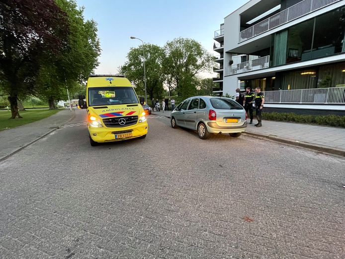 De man lag bekneld onder zijn auto.