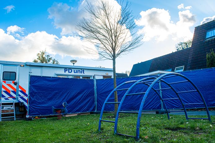De politie doet nog volop onderzoek in de woning aan het Brücknerlaantje in Nijkerk.