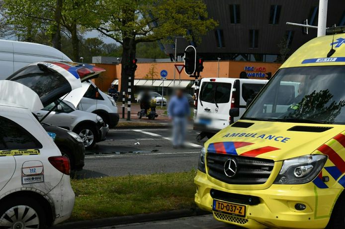 Zowel de auto als de taxibus hebben flink wat schade als gevolg van de aanrijding.